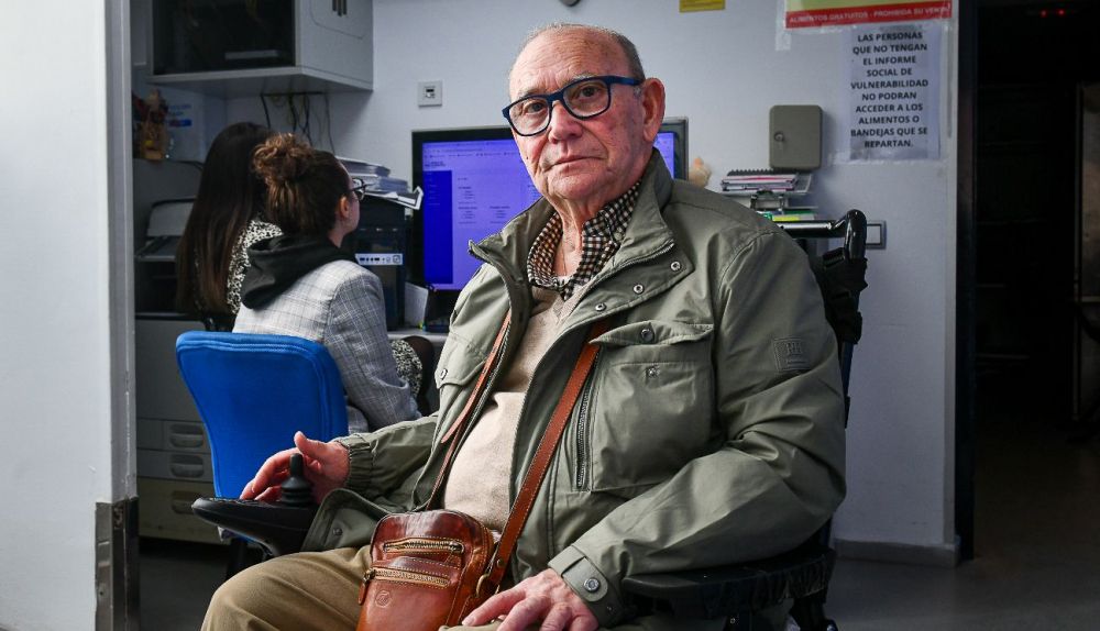 José Gaviño, presidente de la asociación vecinal de Astilleros, en la sede.  REYNA