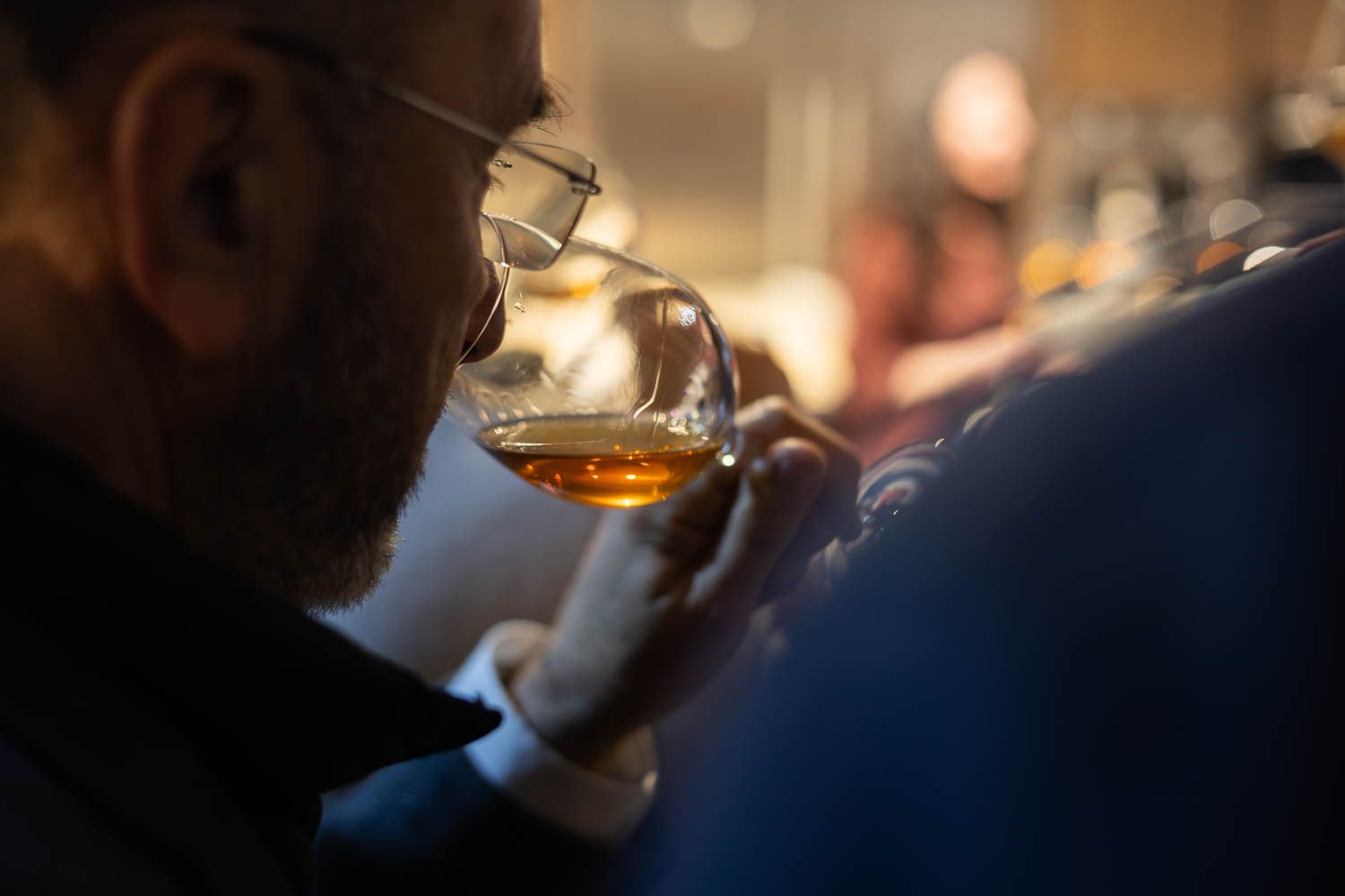Un hombre catando vino. Un hombre catando vino.