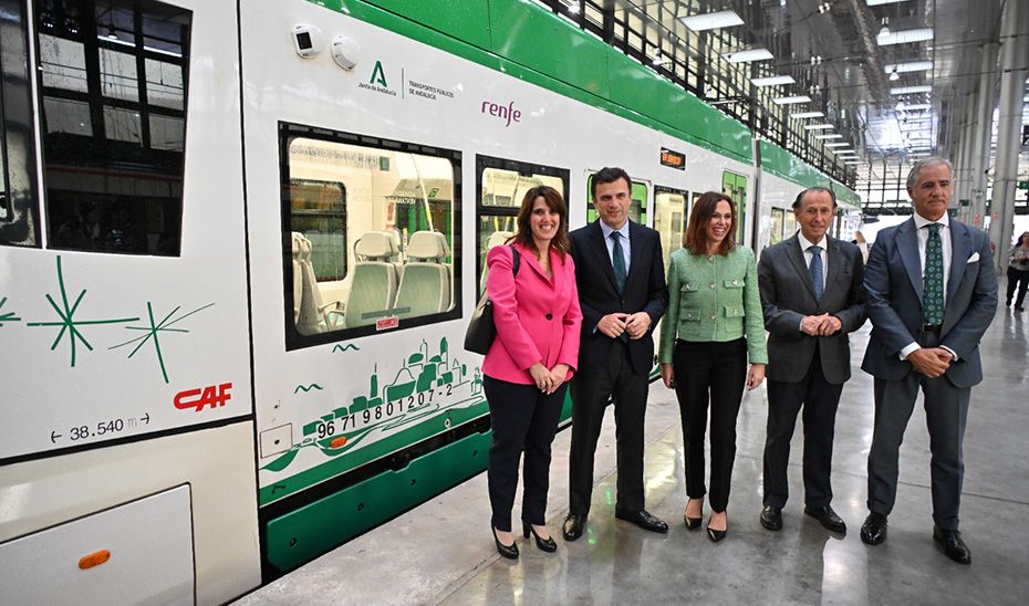 La consejera de Fomento, Rocío Díaz, con otras autoridades en una visita al Trambahía. La consejera de Fomento, Rocío Díaz, con otras autoridades en una visita al Trambahía.