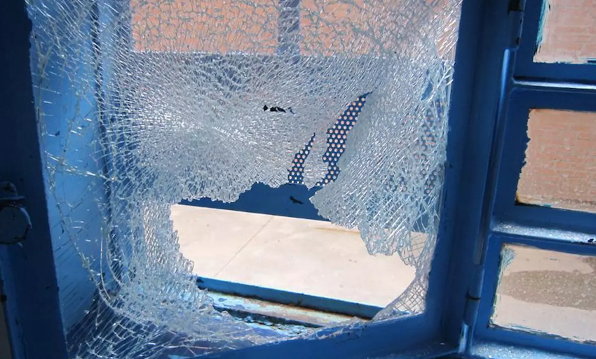 La ventana de la celda, destrozada por el preso.