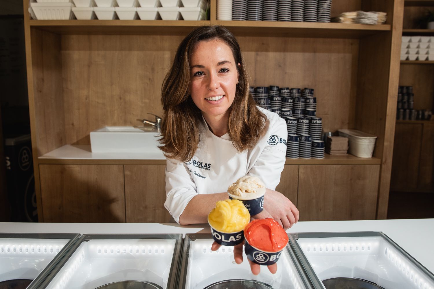 Rocío Cañizares, propietaria de la heladería Bolas, con sus helados de fresas, incienso y azahar.