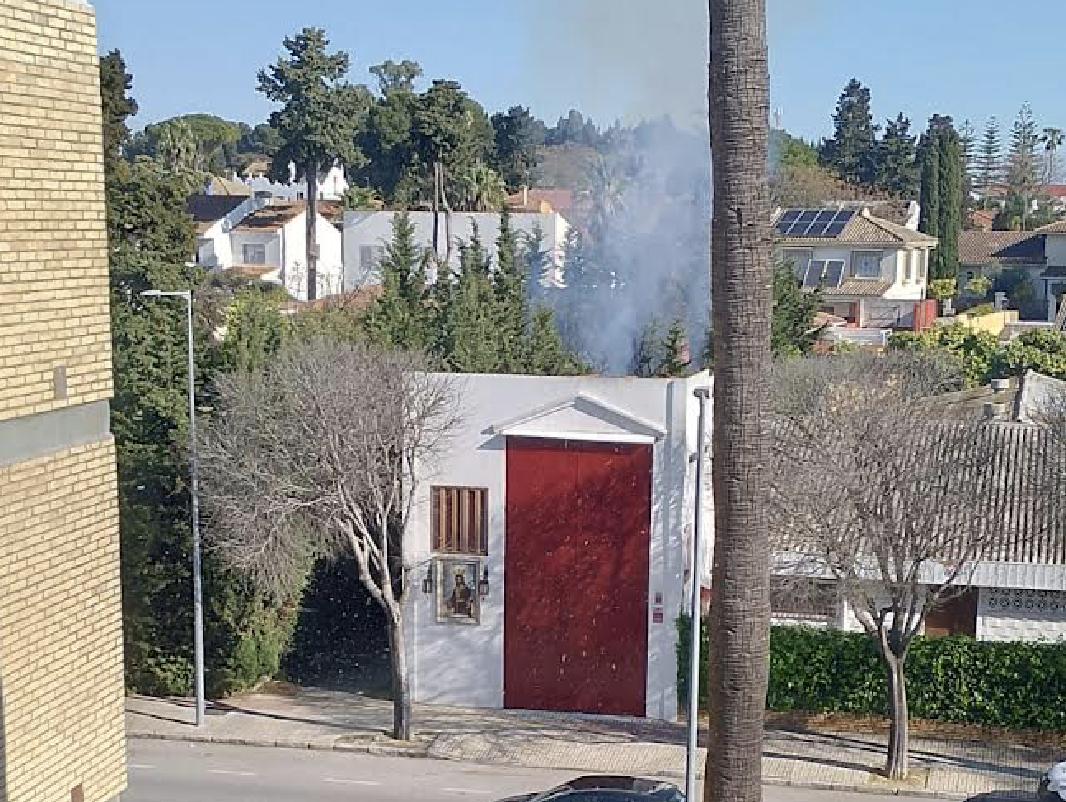 El humo asomando tras el local de salida de la hermandad junto a la iglesia de San Benito. El humo asomando tras el local de salida de la hermandad junto a la iglesia de San Benito.
