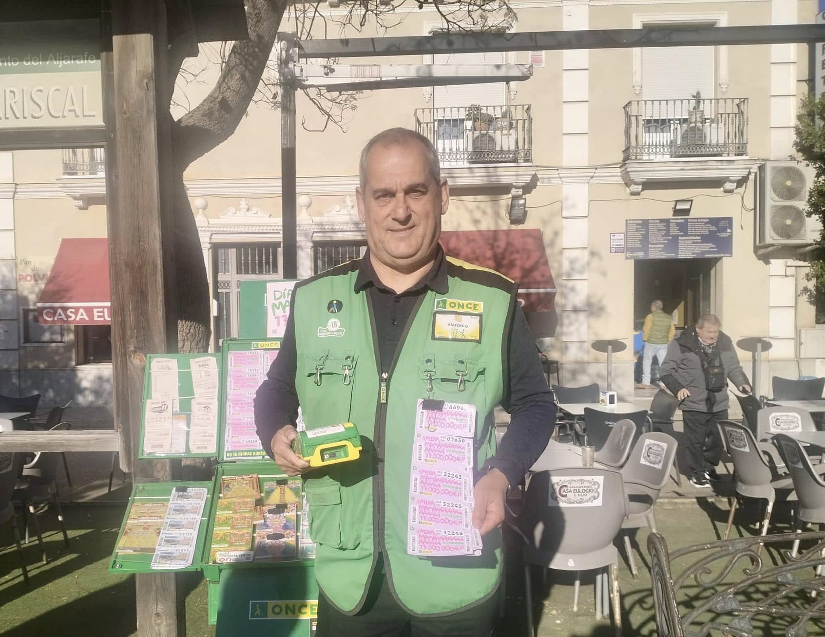 El vendedor de la ONCE en Villanueva del Ariscal, que ha vendido el Cuponazo en el Ayuntamiento sevillano.