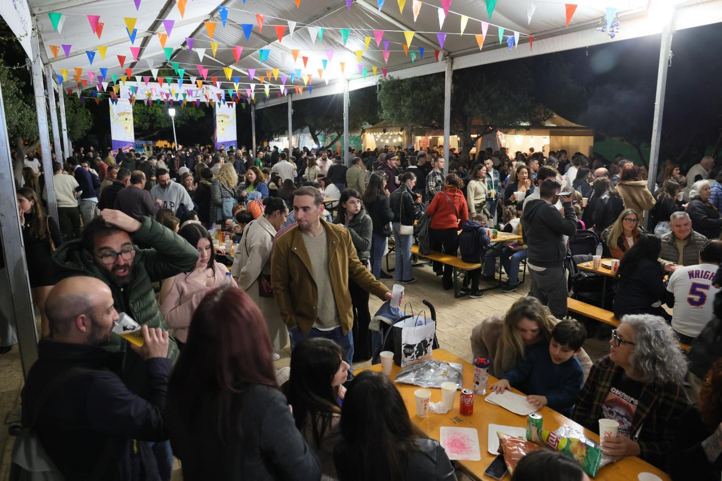 El público abarrota el Festival de la Pizza de Rota.