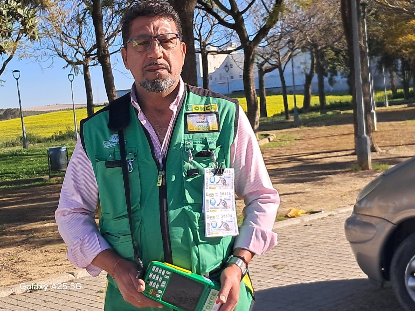 Manuel Valencia, vendedor de la ONCE en Las Cabezas de San Juan.