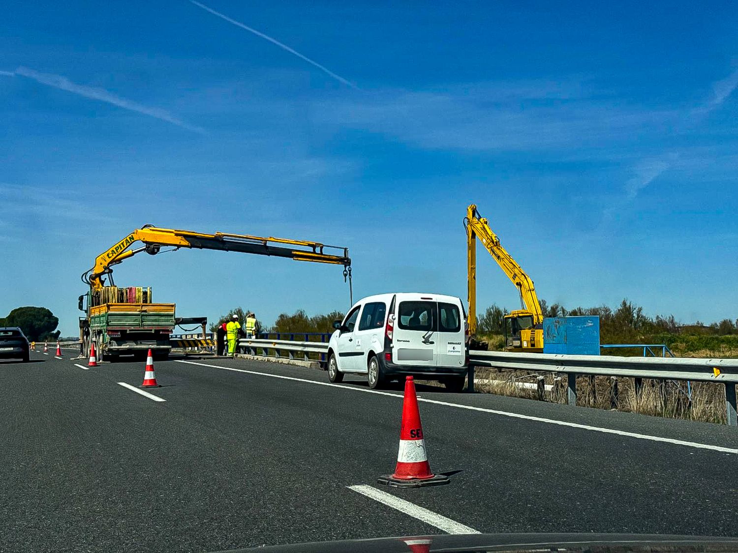 Operarios en la autopista entre Sevilla y Jerez.