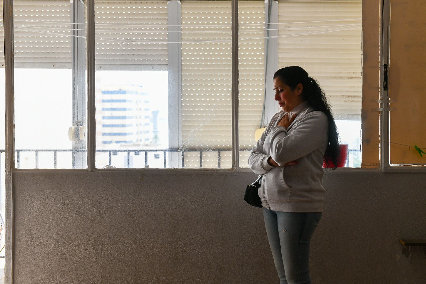 Tamara Manzano, a la espera de los funcionarios en la mañana de su desahucio en Guillén Moreno.