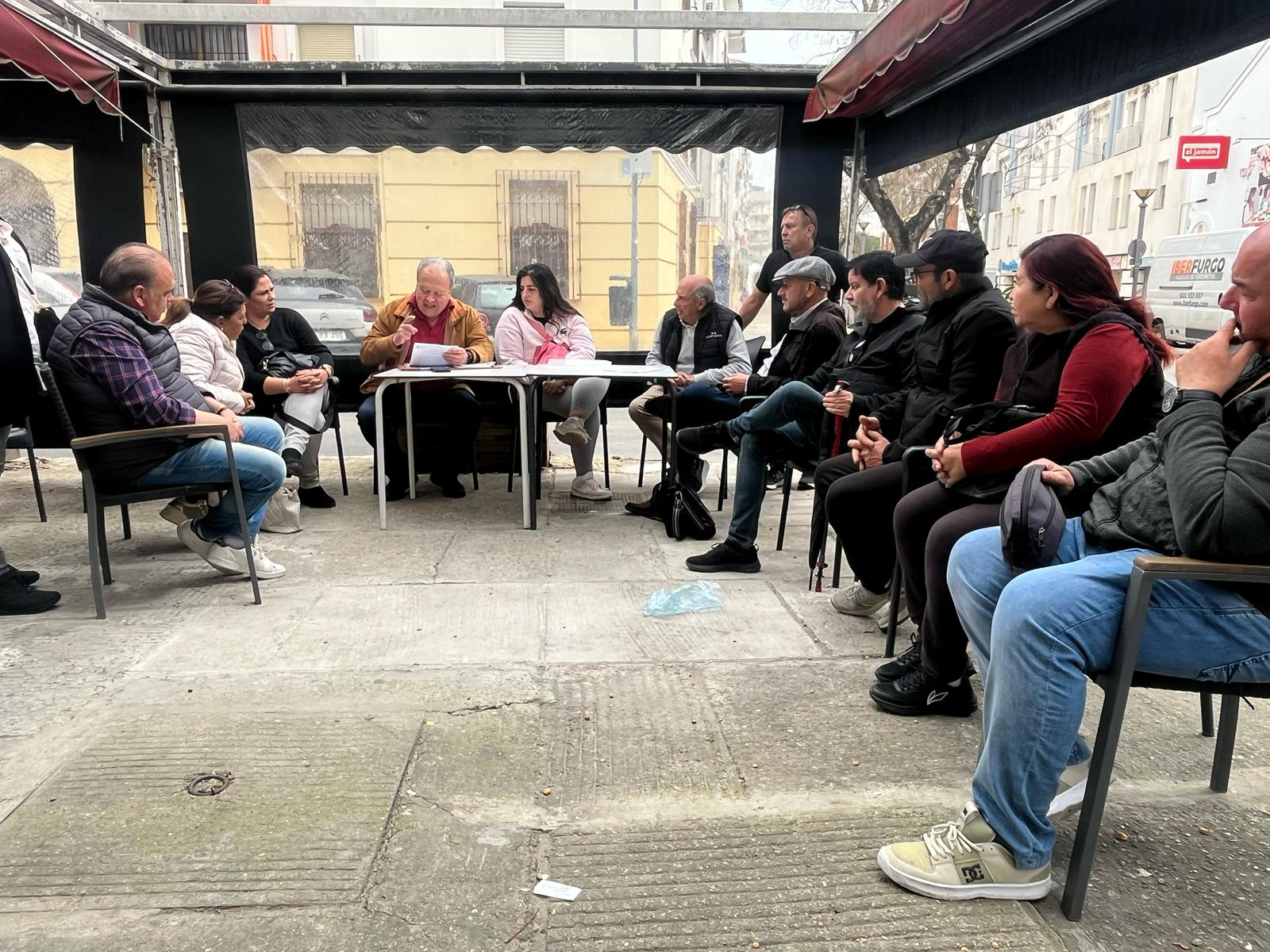Imagen de la primera reunión de caseteros afectados por los cambios en el plano, con Pedro Pacheco como asesor.