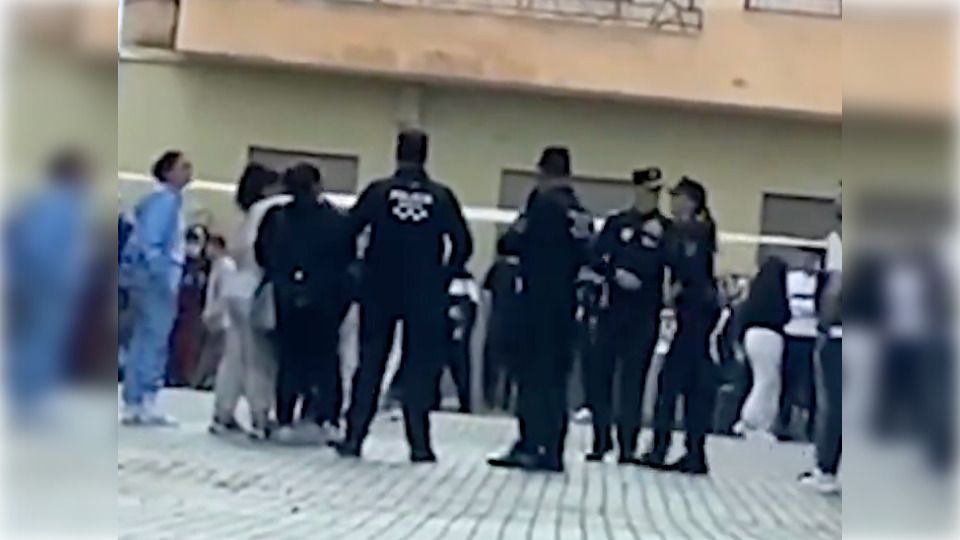 La Policía Nacional, frente al inmueble donde ha sido encontrada sin vida la menor.
