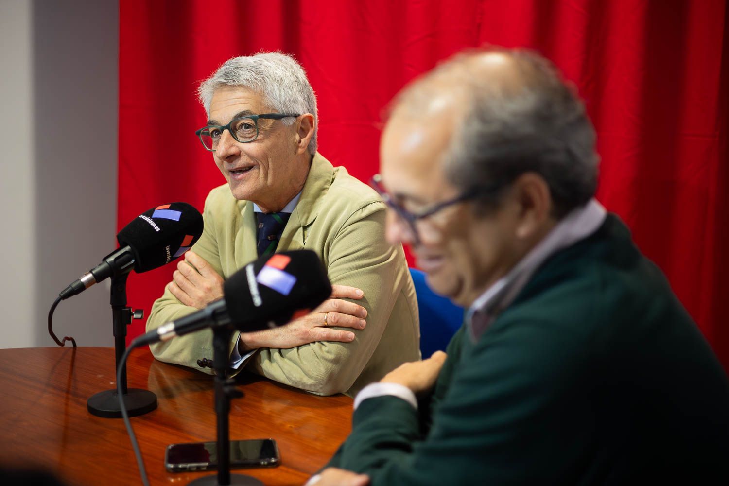 El hermano mayor del Santo Entierro, Enrique Espinosa, durante la entrevista en El Relevo. 