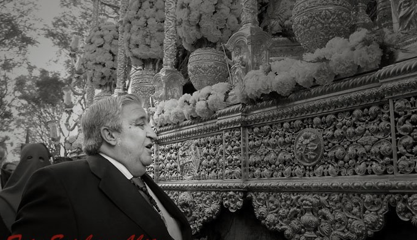 Diego García de los Santos junto al paso de palio del Desconsuelo.