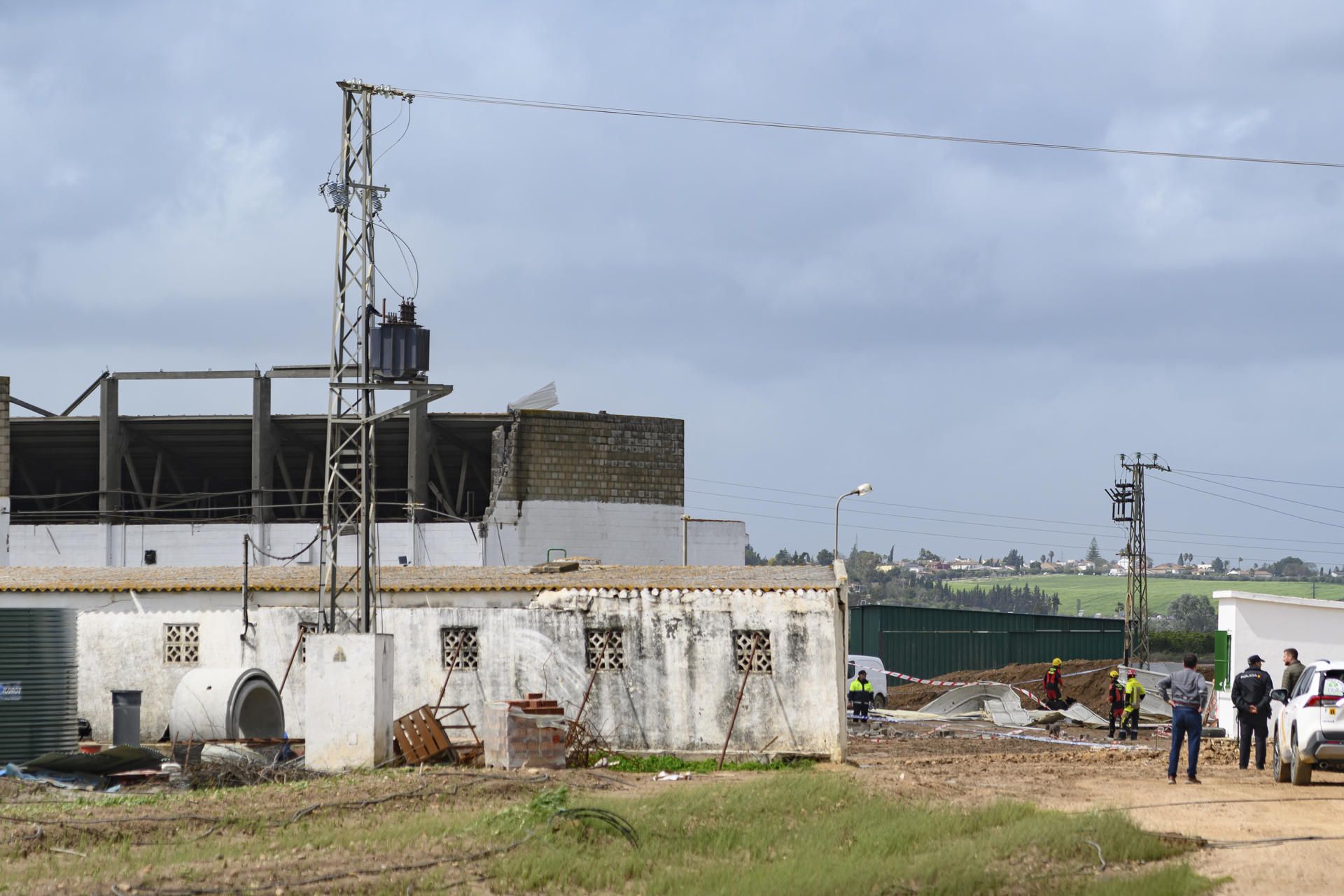 Tres personas han fallecido este viernes en el derrumbe de una nave industrial en Coria.
