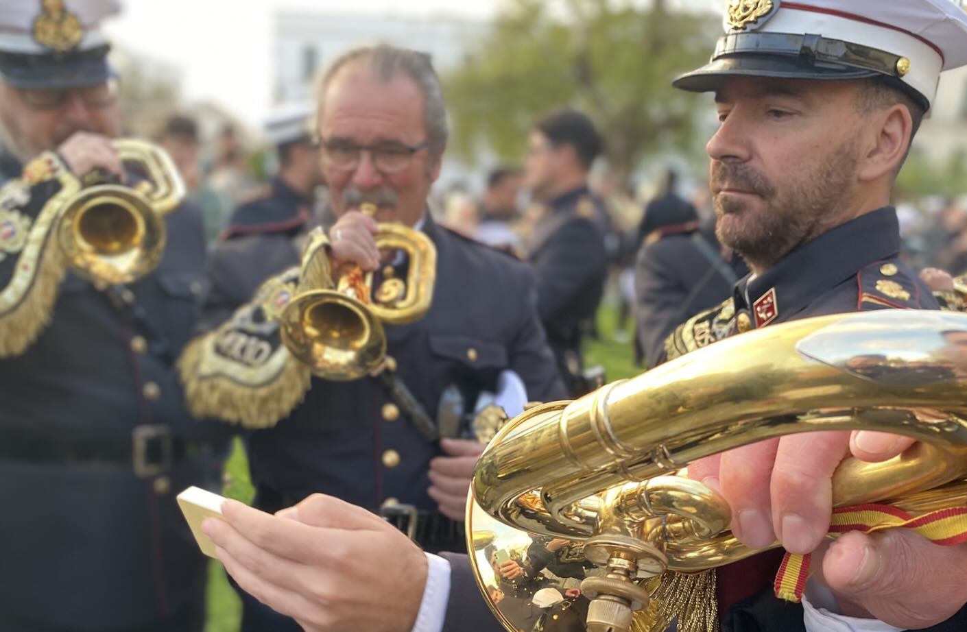 Componentes de Rosario de Cádiz, en una imagen de la banda en redes sociales, precalientan en el Mamelón, momentos antes del pasacalles en Jerez de este pasado viernes.