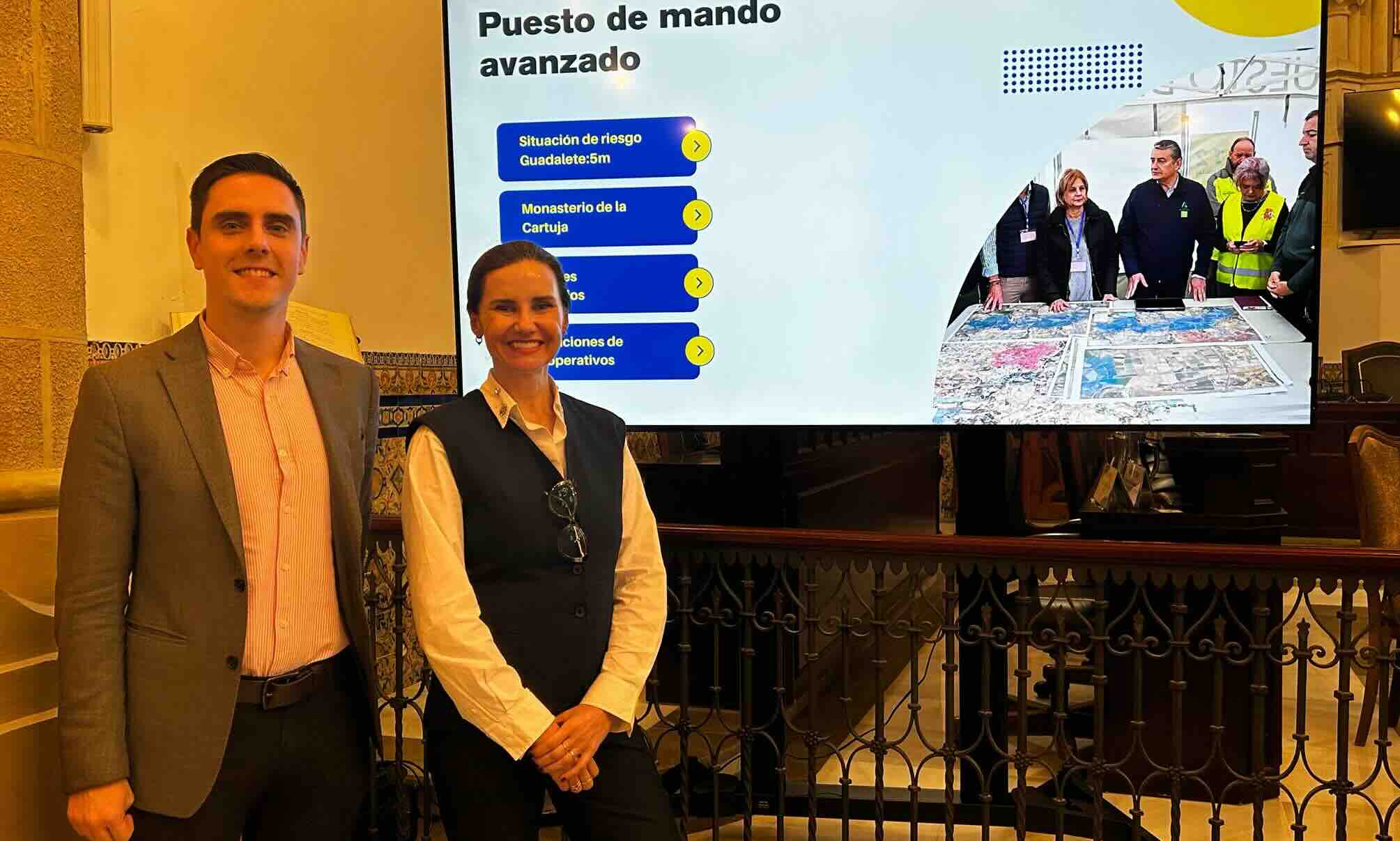 El delegado municipal Jaime Espinar y una técnico de su área.