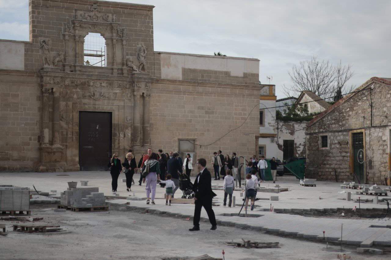 Numeroso público en la plaza del Mercado, este domingo, tras la retirada de las vallas.