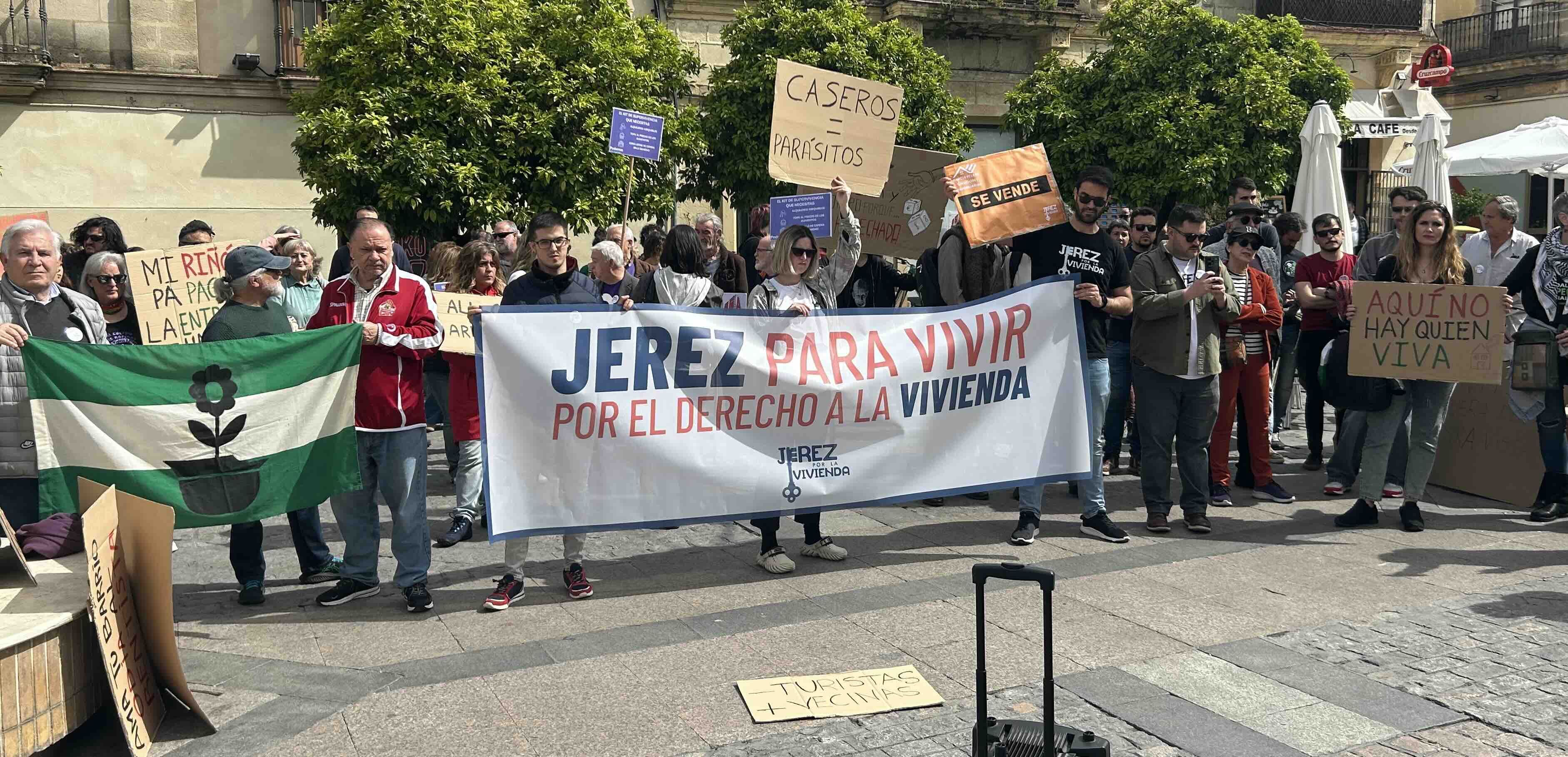 La asamblea ciudadana Jerez por la Vivienda ha convertido el entorno de la Plaza de Abastos en escenario de la protesta por la situación para acceder a un hogar.