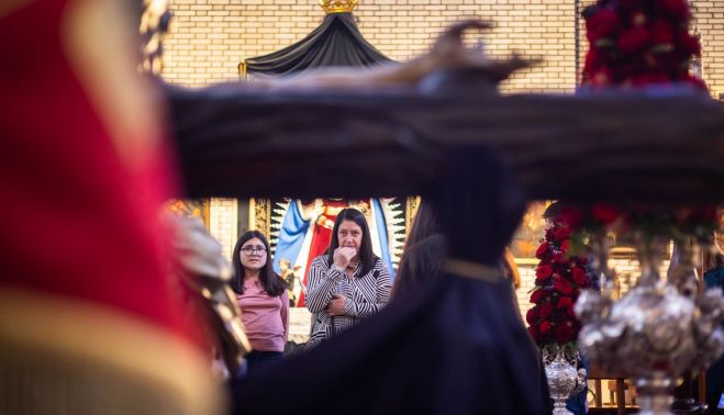 Dos personas observando la imagen de la defension