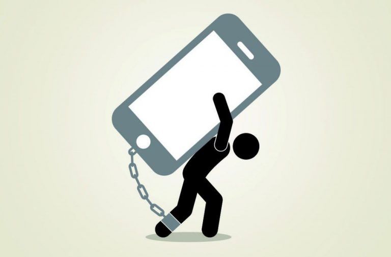 Imagen de una persona con un móvil a cuestas.