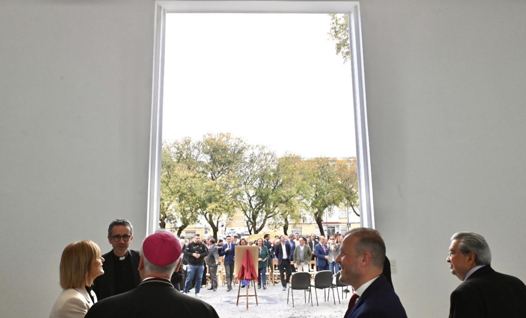 El obispo, la alcaldesa y el hermano mayor ante la puerta de salida de los pasos.
