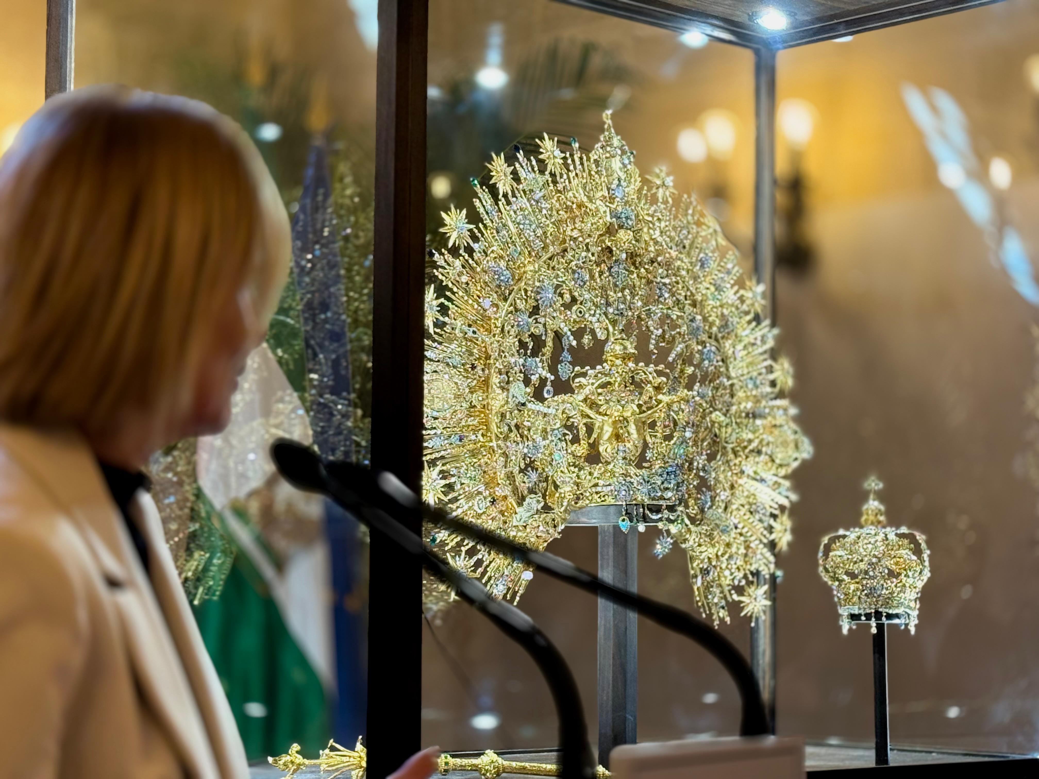 La corona de la Virgen del Carmen expuesta en el cabildo viejo.