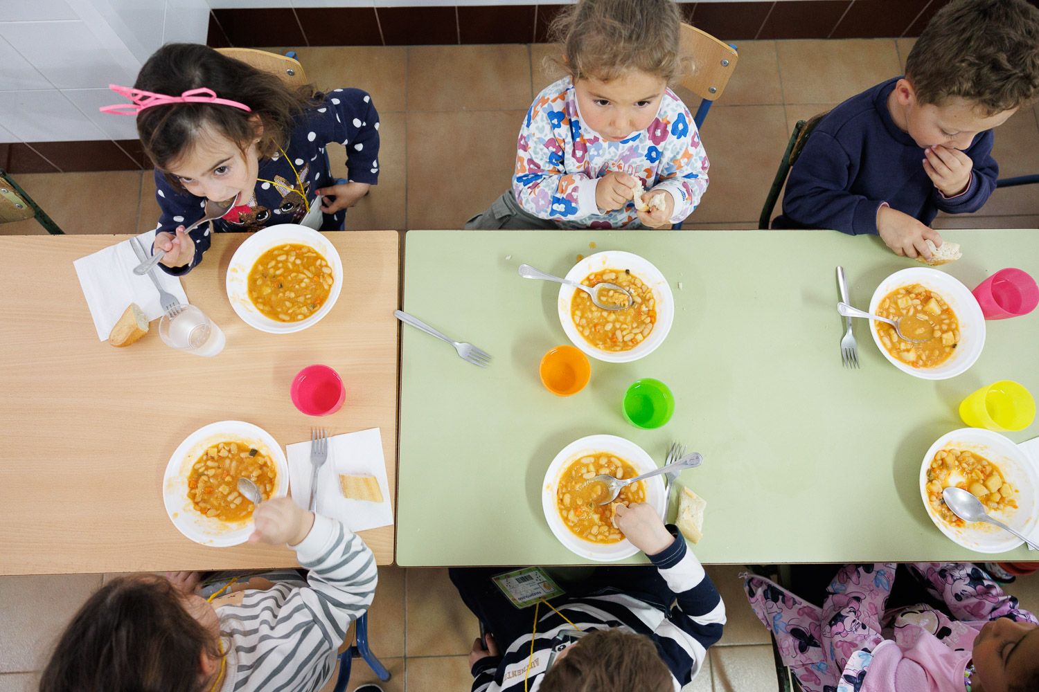 Varios niños comiendo en un comedor escolar en Andalucía. Varios niños comiendo en un comedor escolar en Andalucía.