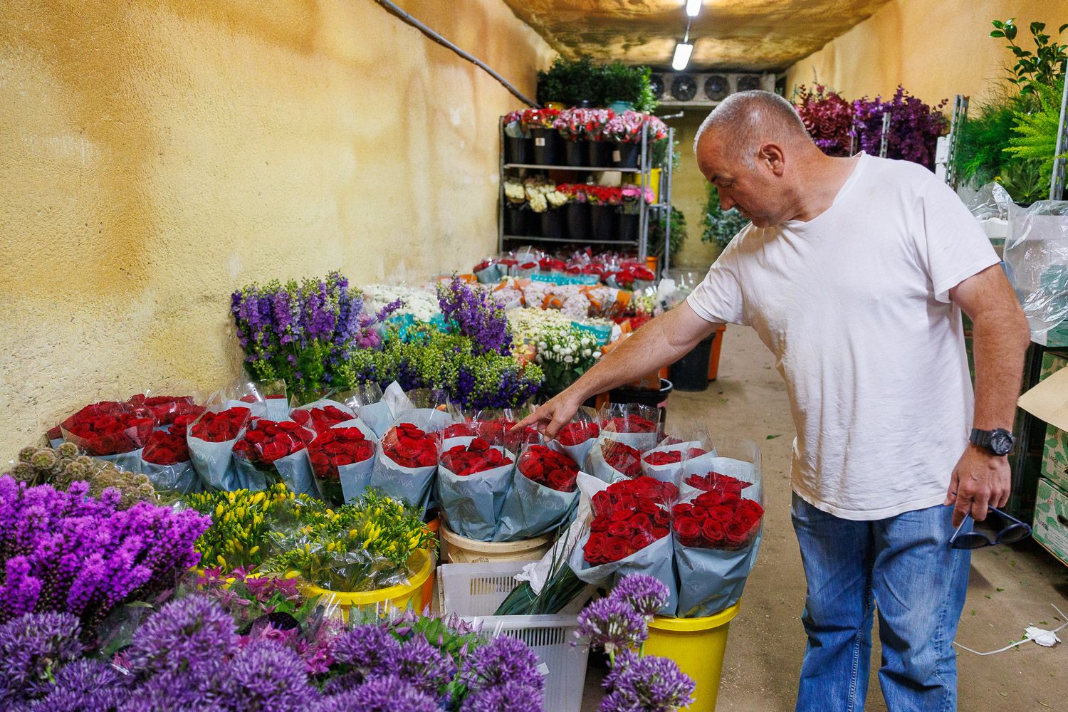 Un hombre realizando una compra de un ramo de rosas por San Valentín