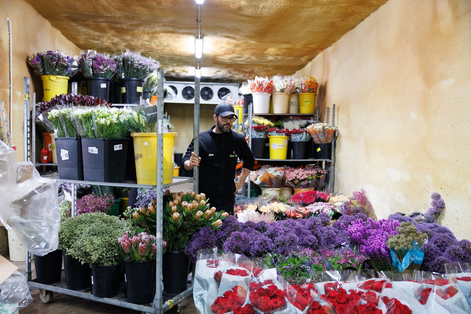 Trabajo previo a la venta de los famosos ramos de flores para San Valentín