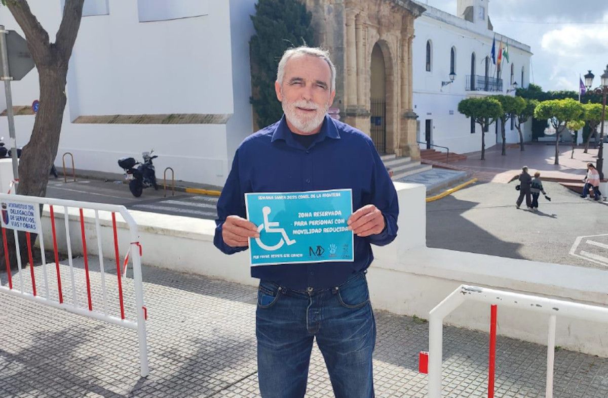 Conil habilita zonas reservadas para personas con movilidad reducida en Semana Santa.