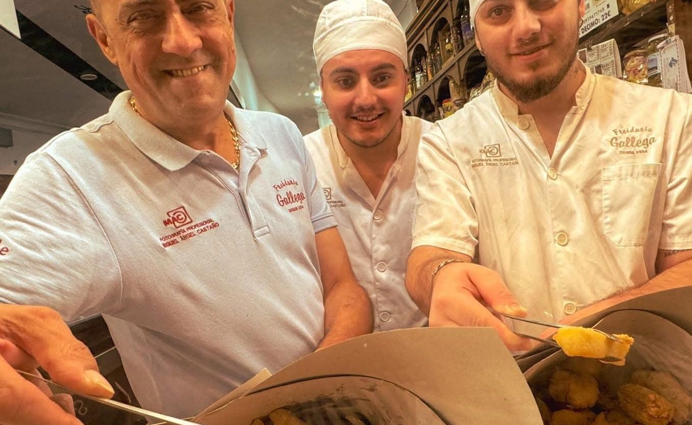 Integrantes del equipo del freidor El Nuevo Jerezano, un clásico también en Semana Santa de Jerez.