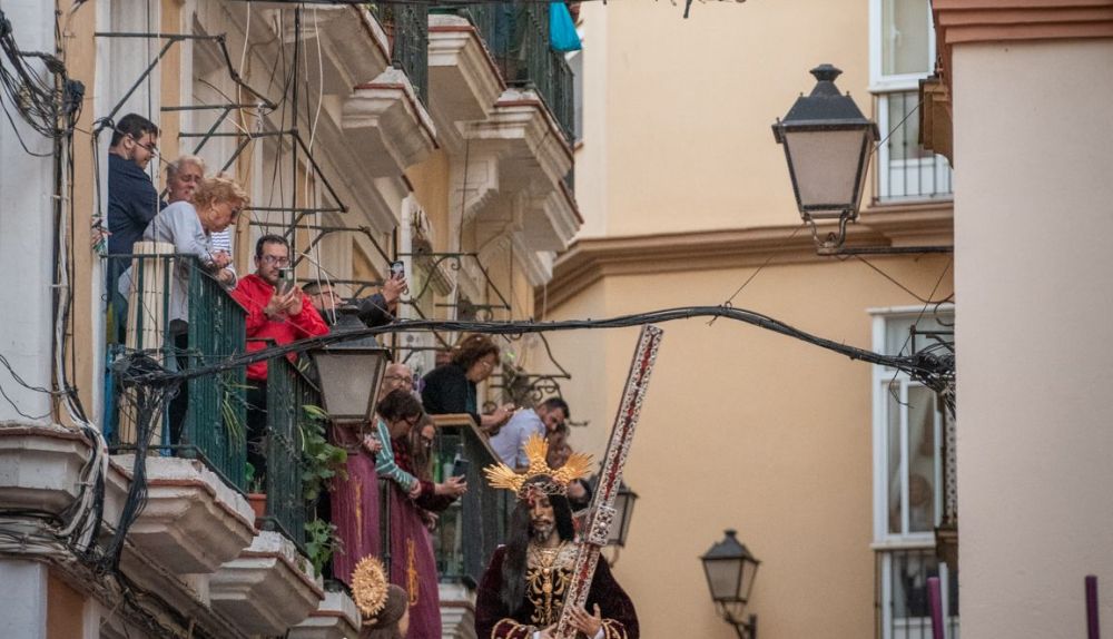 Vecinos en los balcones viendo pasar al Nazareno. 