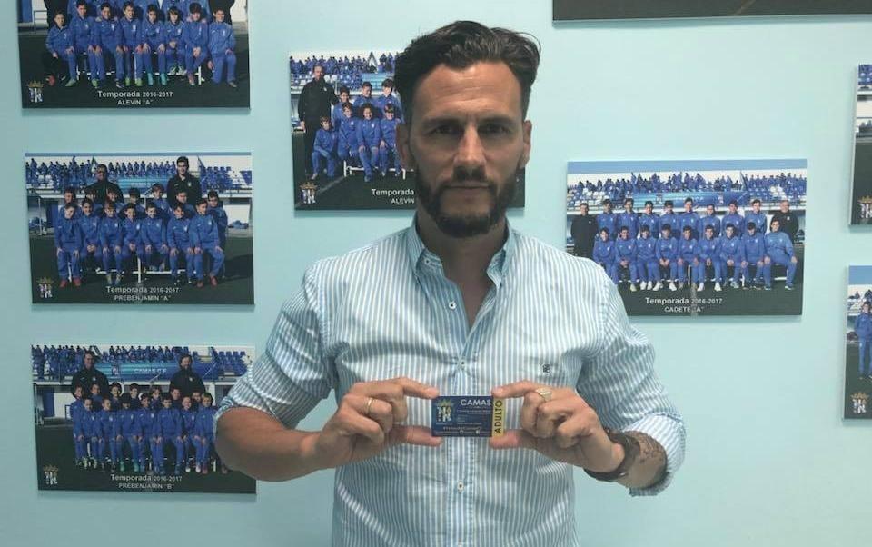 Capi con el carnet del Camas.