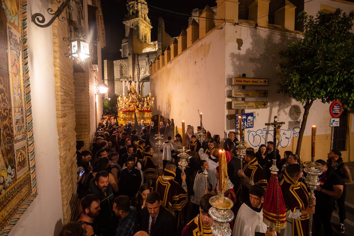 La Hermandad de las Angustias transitando por la calle Barja en una imagen de archivo.