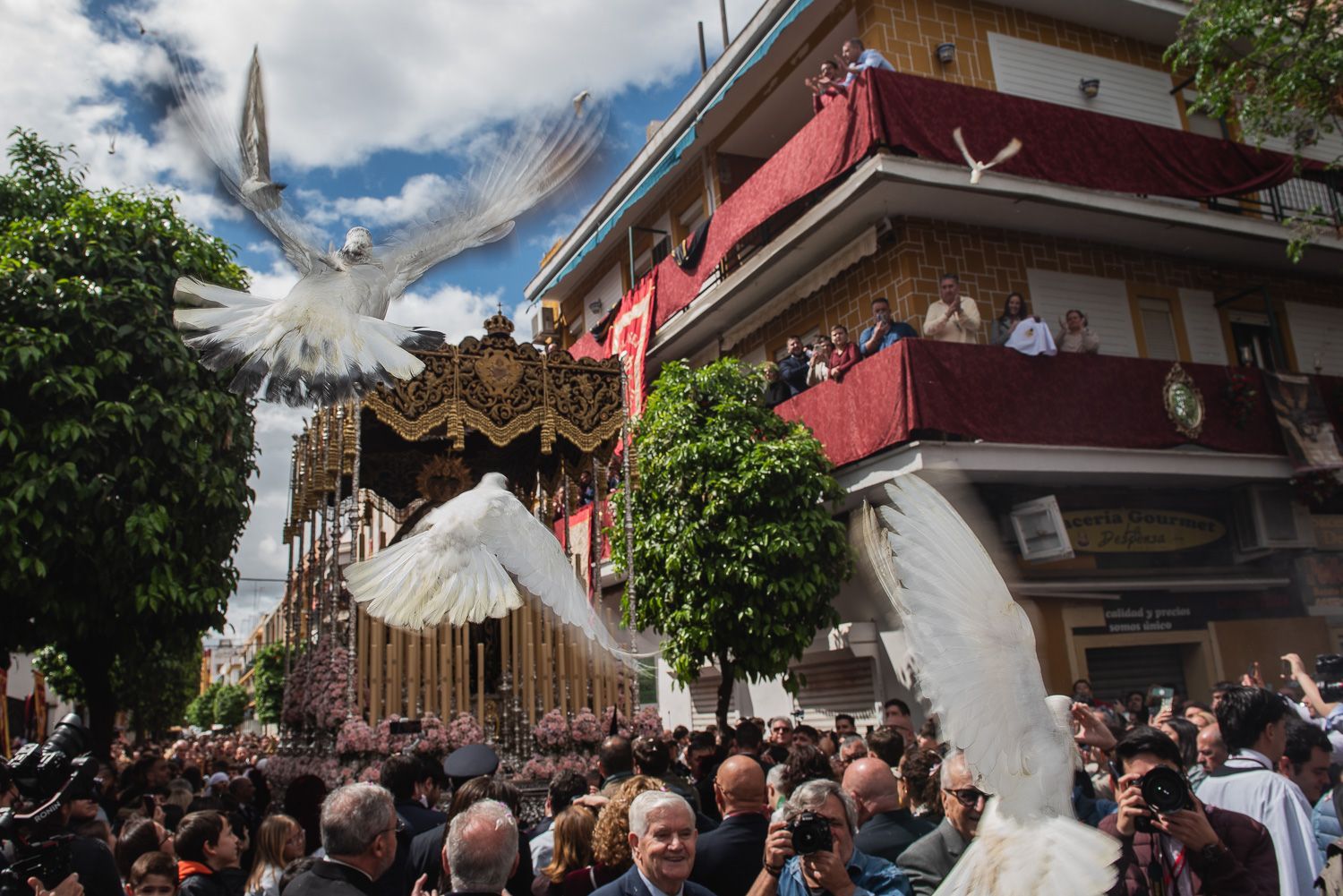 Salida de El Cerro el Martes Santo, en la Semana Santa de Sevilla.