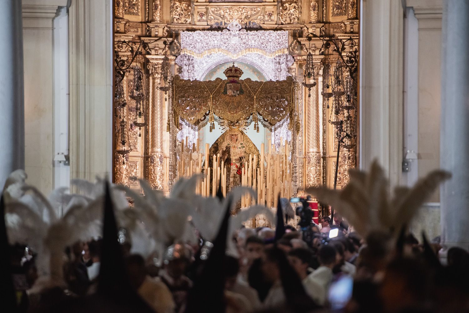 La Esperanza Macarena en su Basílica. La Esperanza Macarena en su Basílica.
