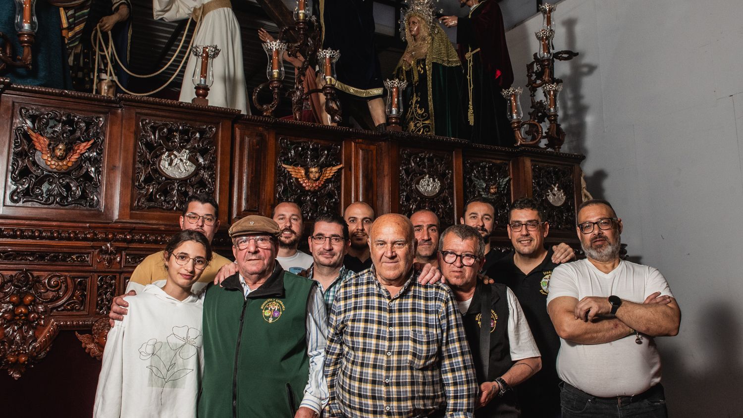 Costaleros y hermanos preparando el paso para la salida de Bendición y Esperanza, la Hermandad del Polígono Sur.