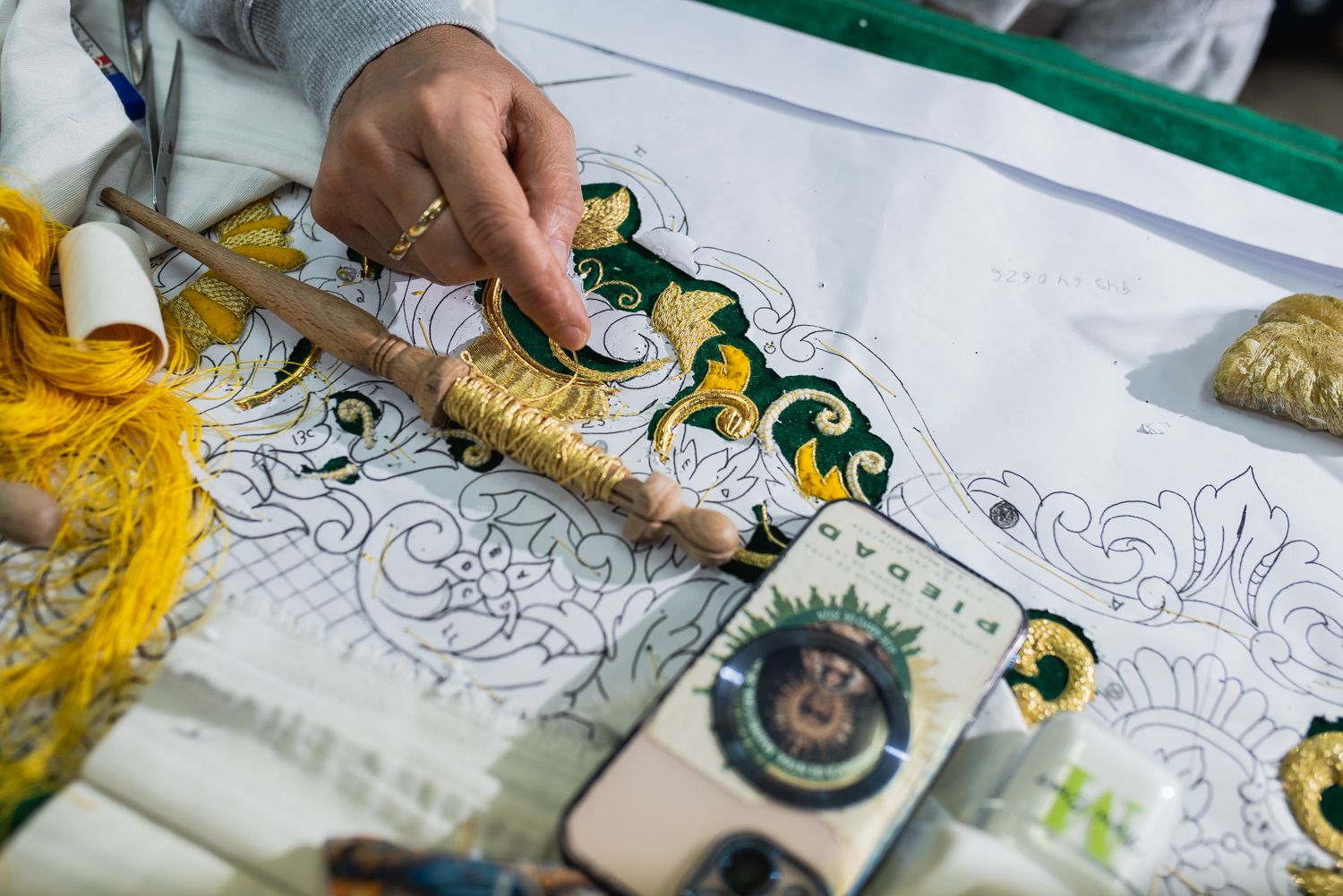 Detalle de una de las obras que está realizando el taller de Charo Bernardino.