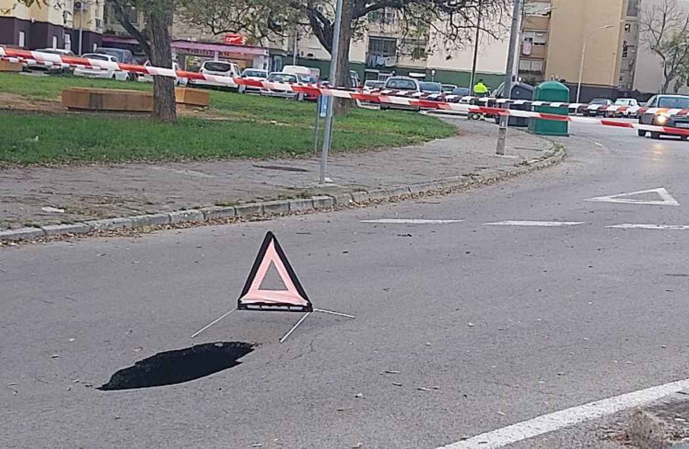 Peligroso socavón en La Granja.