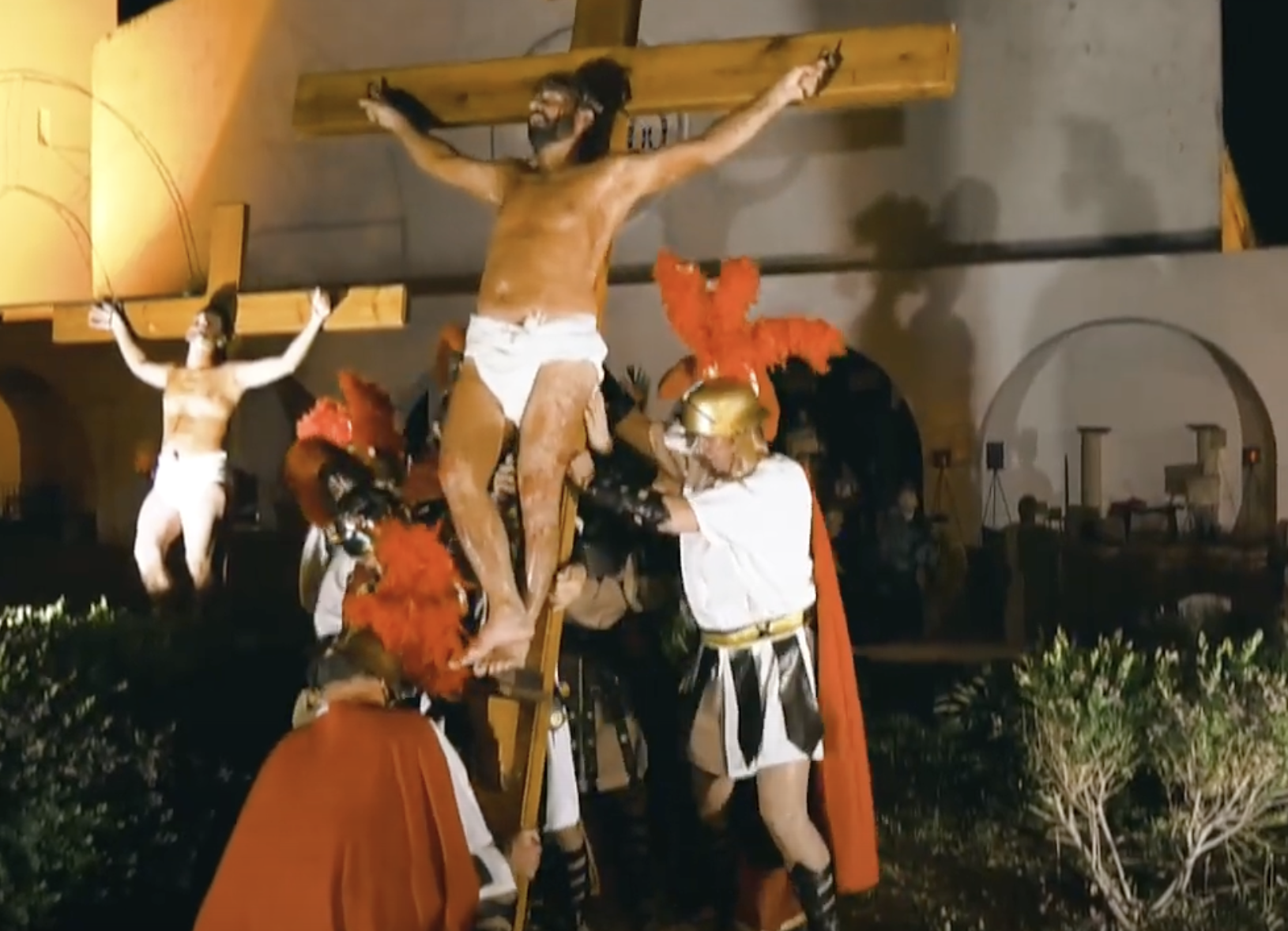 El momento de la crucifixión en la Pasión Viviente de Bornos. 