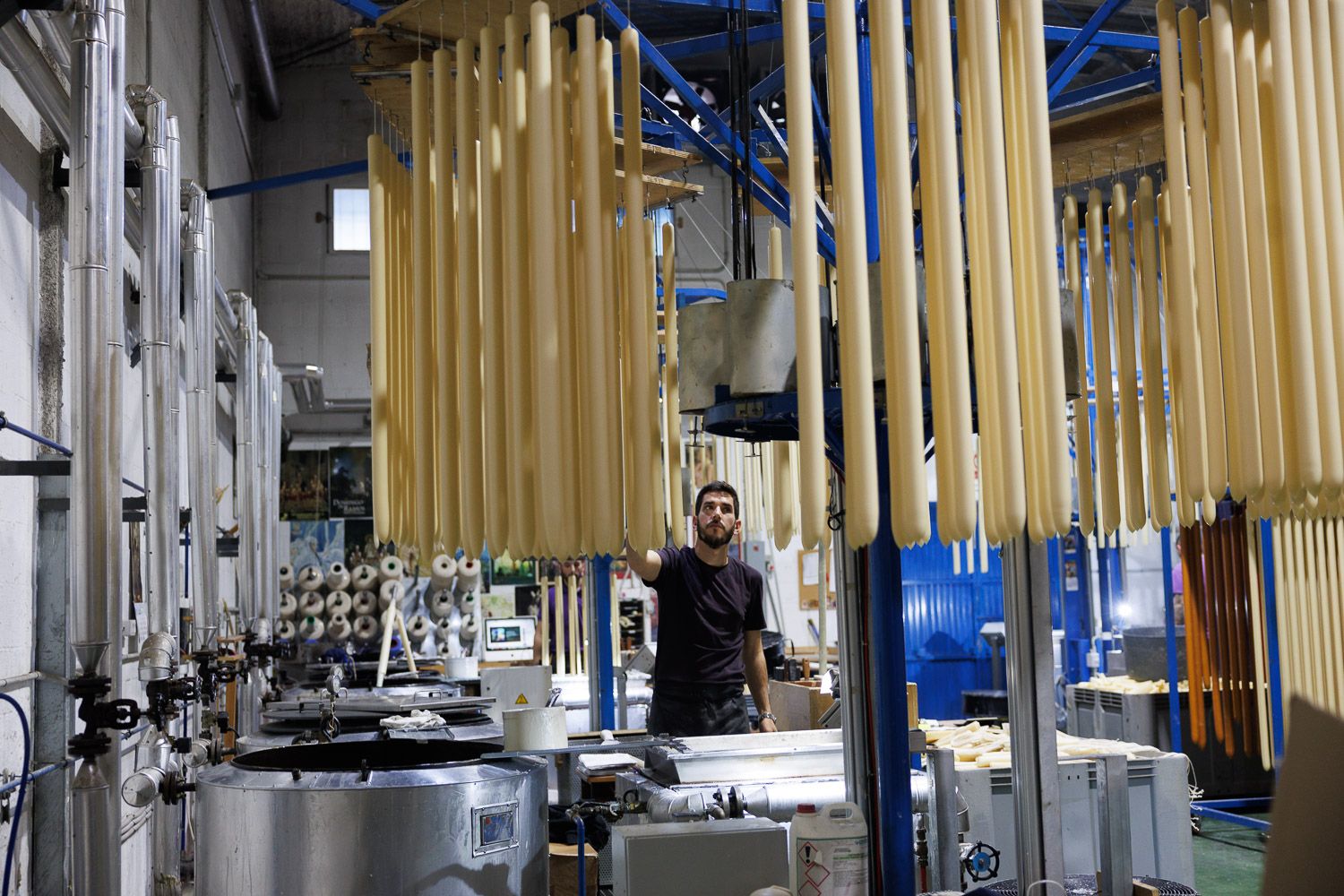 Producción de velas en la cerería chiclanera La Madrugá, también afectada por la guerra en Oriente Medio.