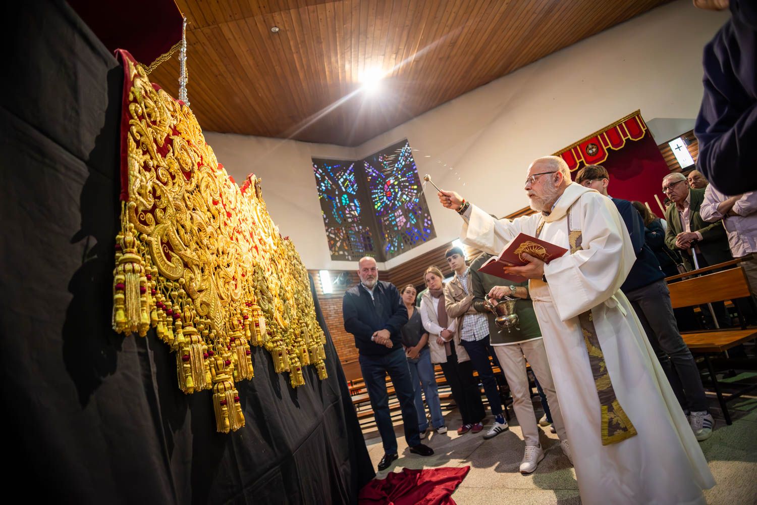 Momento de la bendición días atrás de la caída delantera del Refugio por el párroco Juan Jacinto del Castillo.