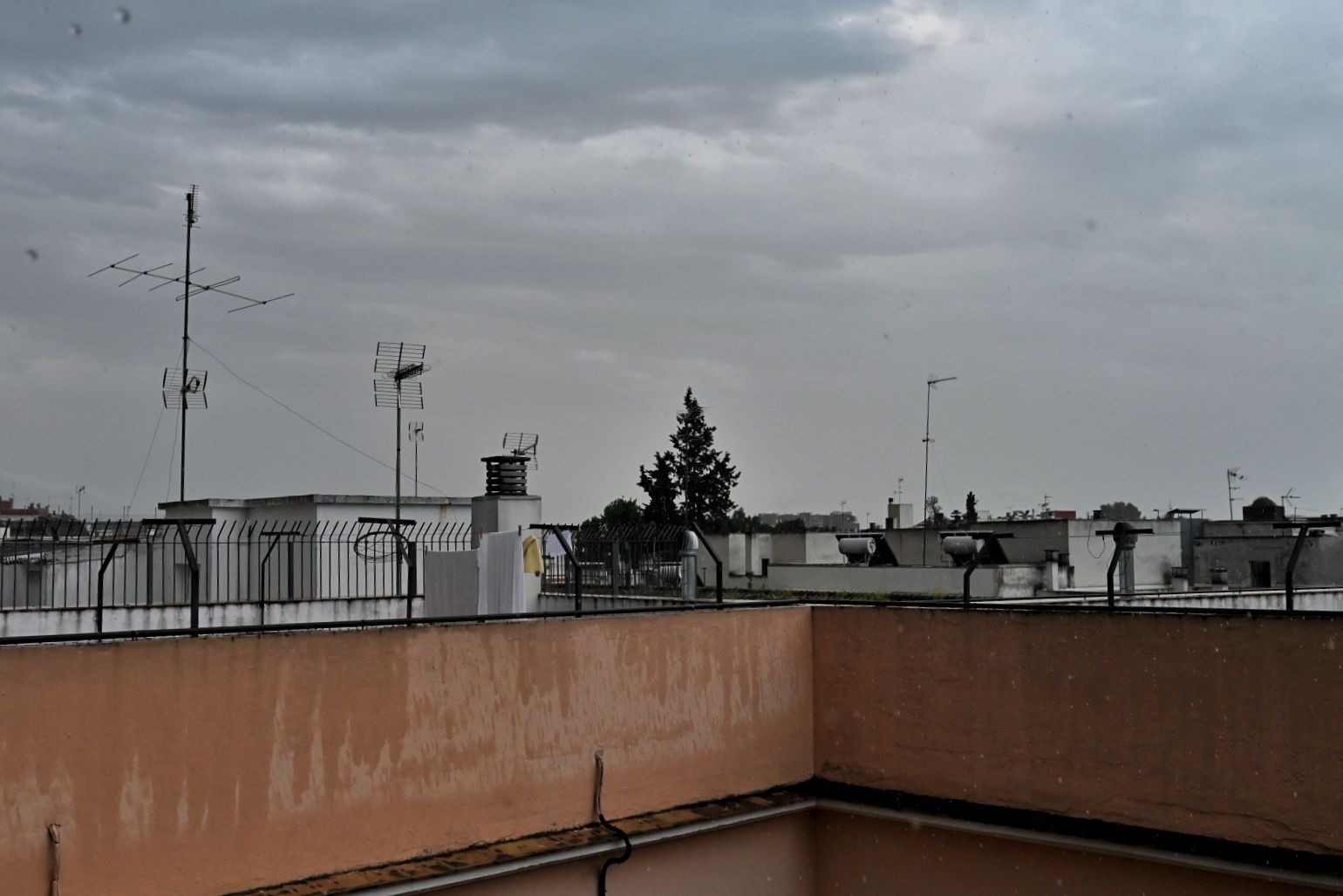 El cielo durante el trueno prolongado media hora en Sevilla.