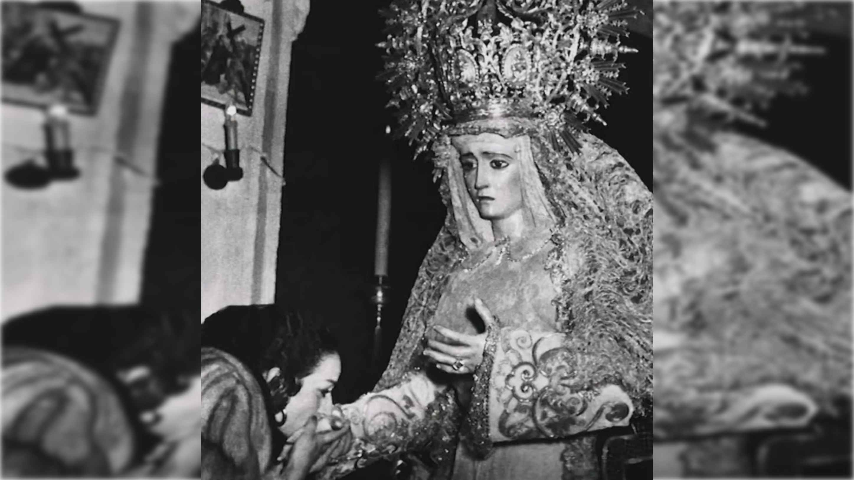 Lola Flores, en un besamanos de la Esperanza de la Yedra Lola Flores, en un besamanos de la Esperanza de la Yedra