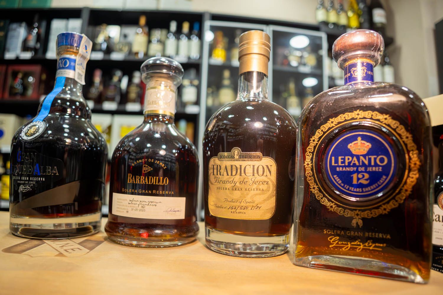 Botellas de brandy gran reserva, con una de ellas 'ligeramente' adelantada a las disposiciones de la UE, que no al pliego del Consejo Regulador.