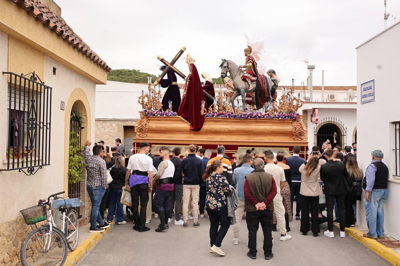 La Hermandad de la Entrega ya ha iniciado su salida procesional en Jerez.