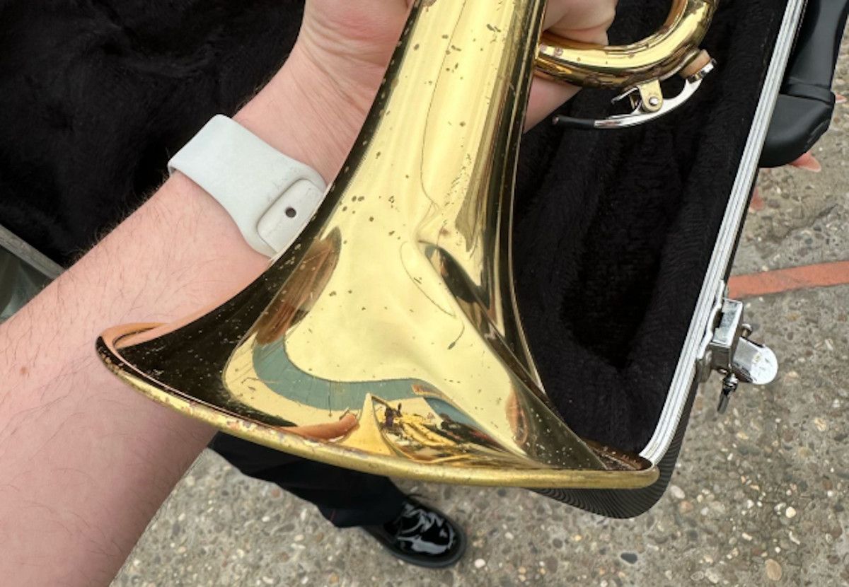 Así ha quedado la trompeta de una de las integrantes de la Agrupación Musical Lágrimas de Dolores en Sanlúcar.