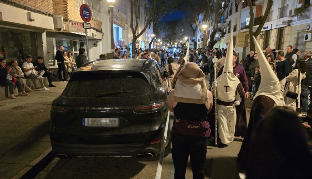 Incidente con un Coche durante la Procesión de La Entrega en Jerez: Un Porsche en el Camino