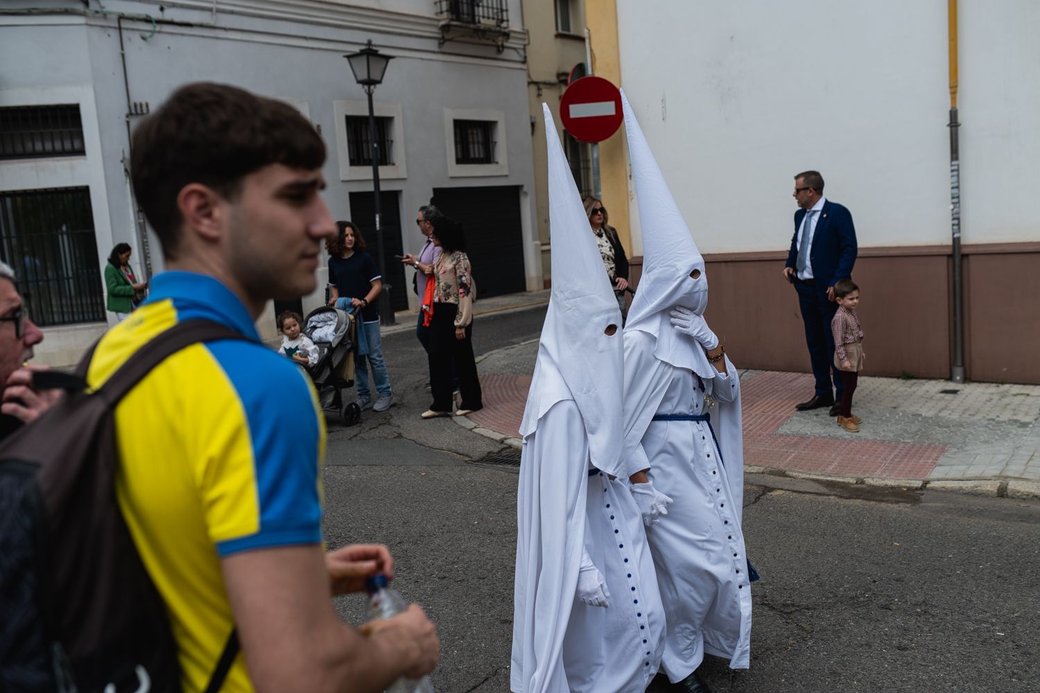 Un aficionado del Villarreal, mientras llegaban nazarenos para la salida de La Paz, en El Porvenir, este Domingo de Ramos.