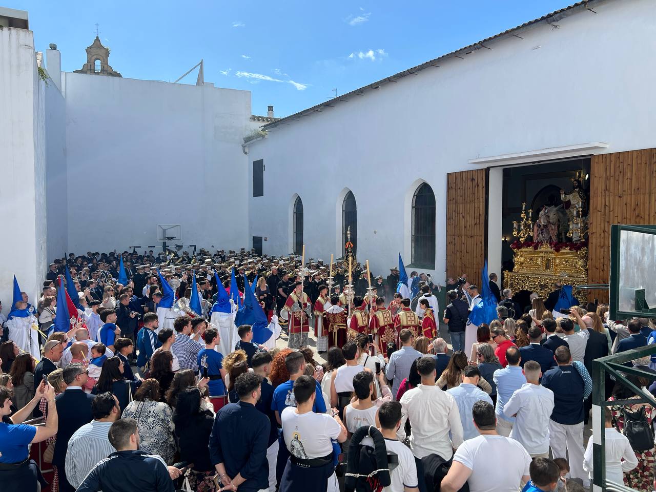 El paso de la Borriquita saliendo del oratorio de la Escuela de San José.