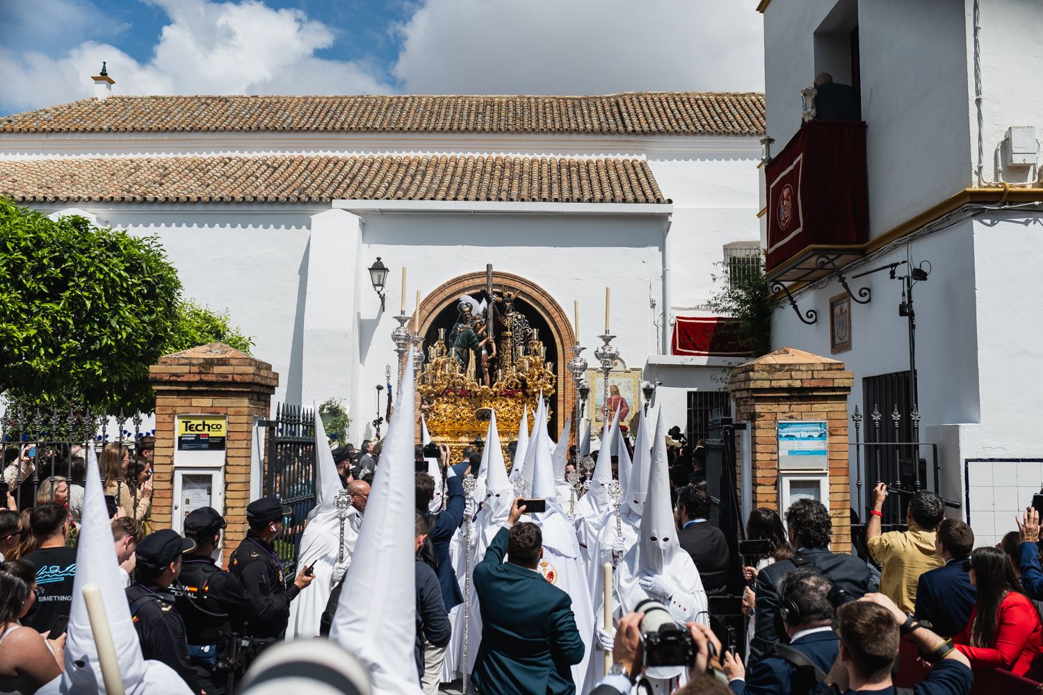 Salida de La Paz el Domingo de Ramos en Sevilla. Salida de La Paz el Domingo de Ramos en Sevilla.