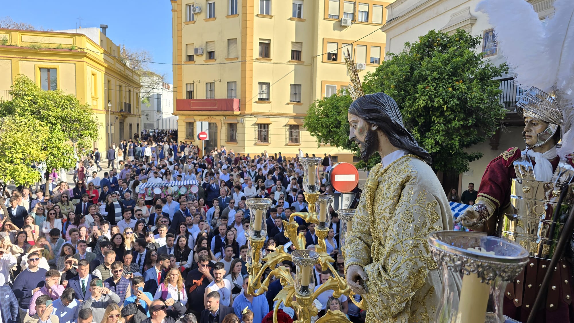 El Señor del Consuelo en la plaza de Santiago el pasado Domingo de Ramos. El Señor del Consuelo en la plaza de Santiago el pasado Domingo de Ramos.